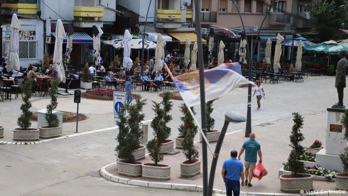 Митровица - на преден план се развява сръбското знаме
