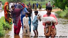 Pakistán evacúa a 50.000 personas por inundaciones que han dejado 1.200 muertos
