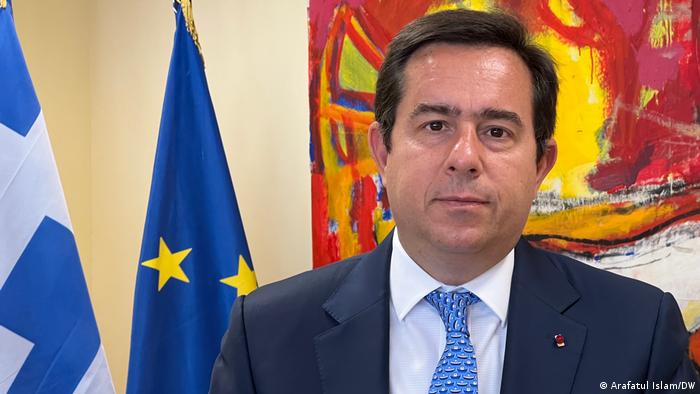 Grčki ministar za migracije i azil Notis Mitaraki optužio je Tursku da prisiljava potražioce azila da silom pređu grčku granicu i najavio da će Atina, kao odgovor, dodatno pojačati mere bezbednosti u regionu Evros