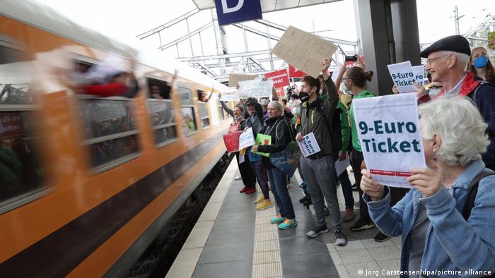 Deutschland | Demonstration für eine Nachfolge zum 9-Euro-Ticket