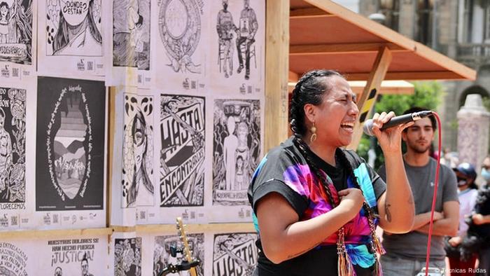 Mexican rapper Mare Advertencia Lirika performs a song at the DW Akademie event.