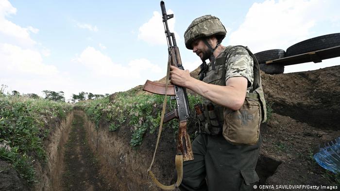 Ein ukrainischer Soldat in der Region Cherson (Archiv)