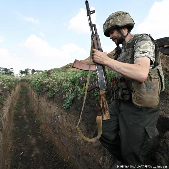 Soldado ucraniano com fuzil na mão dentro de uma trincheira no sul da Ucrânia