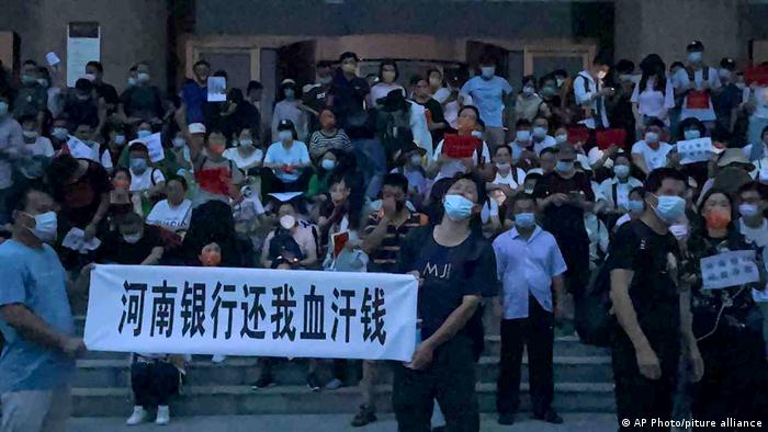 China: Hundreds attested over banking scandal that triggered protests |  News | DW | 30.08.2022