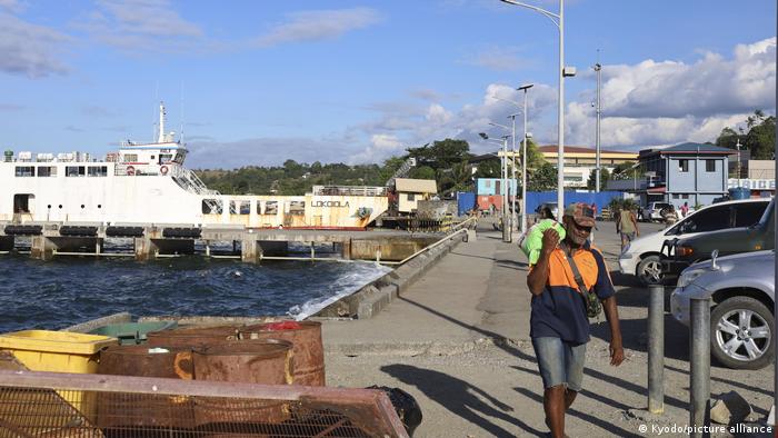 Ένα πλοίο ελλιμενίστηκε σε λιμάνι στην πόλη Honiara