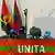 Micrófonos sobre una mesa a la espera de declaraciones de la oposición angoleña UNITA