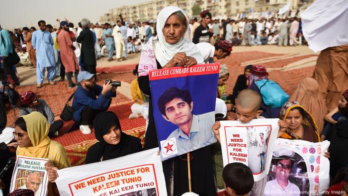 Family members of missing Pakistanis people hold their relatives' pictures at a protest rally of Pashtun Tahafuz Movement (PTM) in Karachi 파키스탄의