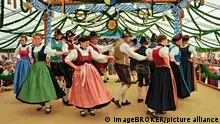 Tänzer einer bayerischen Volkstanzgruppe in Tracht, altes Festzelt, historische Wiesn, Oktoberfest, München, Oberbayern, Bayern, Deutschland, Europa