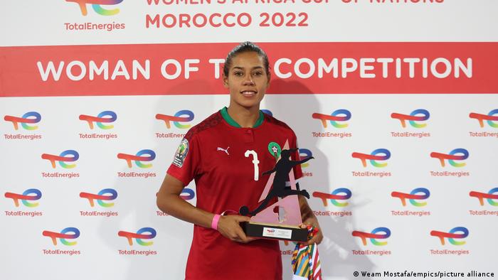 Marokkos Nationalspielerin Ghizlane Chebbak mit der Trophäe für die Beste Spielerin des Turniers beim Afrika-Cup 2022