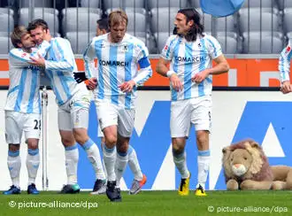 Die Spieler des TSV 1860 München jubeln nach dem 1:0 Treffer gegen Hertha durch Benjamin Lauth (2.v.l.) (Foto: dpa).