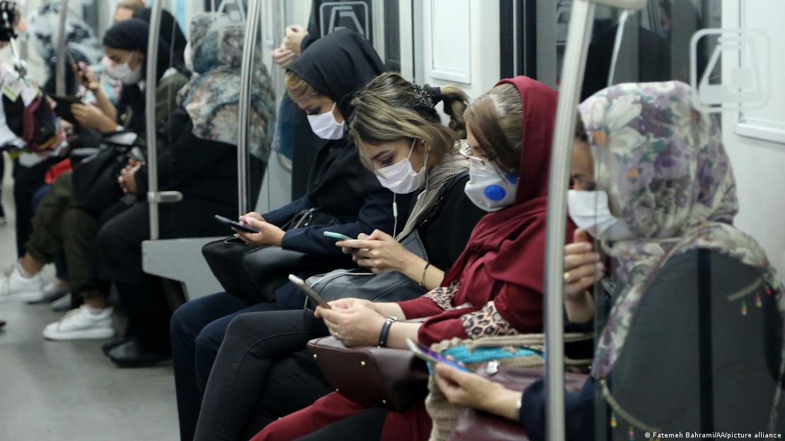 Pessoas de máscara em um metrô
