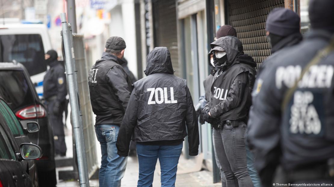 Bir operasyona katılan yüzleri maskeli Alman gümrük görevlileri.