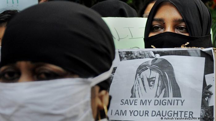 19-годишна индийка е била залята с бензин и изгорена, защото