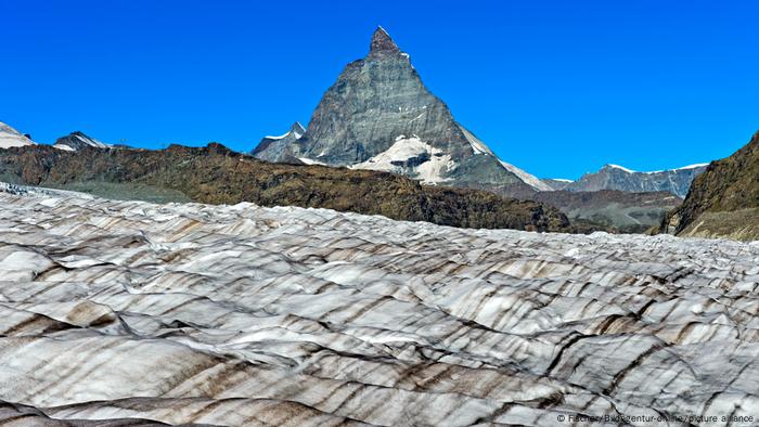 Gorner glacier with the Matterhorn Mountain peak in the background 스위스 빙하서