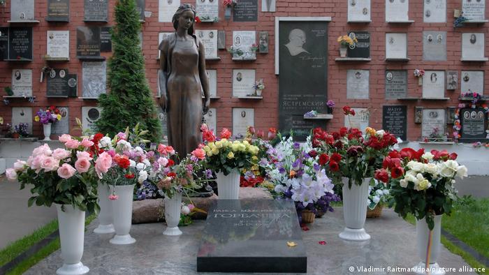 Russland Moskau: Nowodewitschi-Friedhof - Grab von Raissa Gorbatschowa