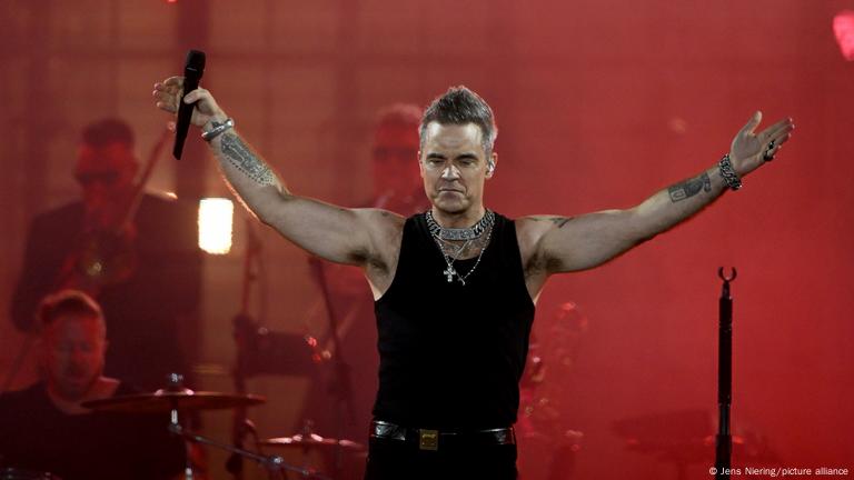 He's The One: Robbie Williams marca fecho do North Festival com atuação de  sorrir e chorar por mais - JPN