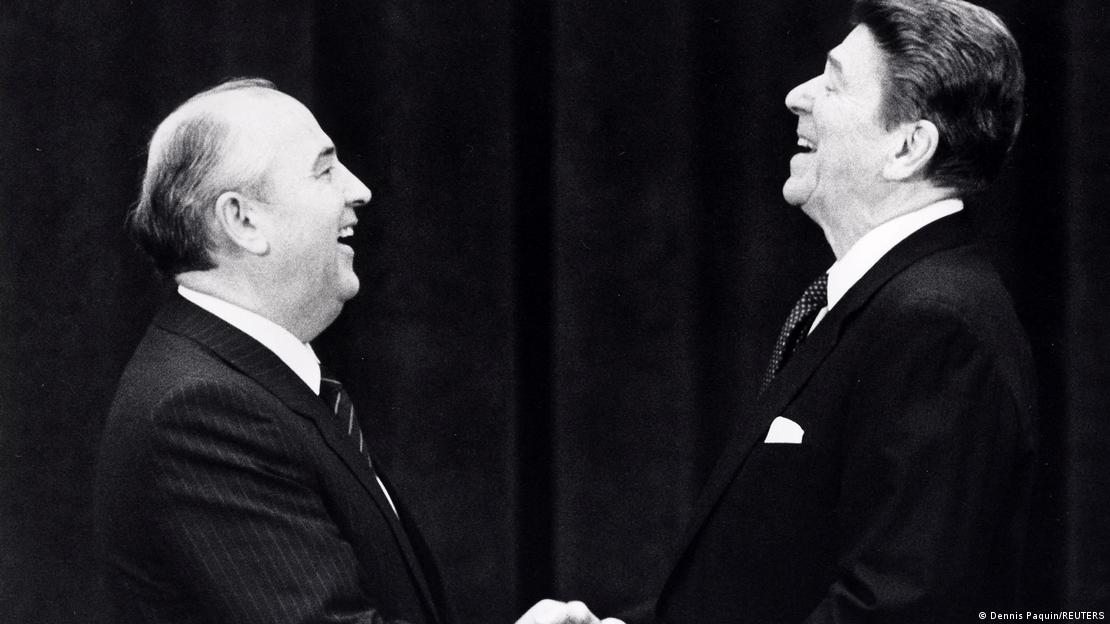 ABD’nin eski başkanı Roland Reagan ile dağılan Sovyetler Birliği’nin eski lideri Mihail Gorbaçov’un ilk kez bir araya geldikleri Cenevre’de çekilmiş fotoğraf.