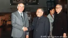 Der sowjetische Staats- und Parteichef Michail Gorbatschow (l) mit dem chinesischen Ministerpräsidenten Deng Xiaoping (M) in der Hauptstadt Peking am 16.05.1989 im Rahmen seines Staatsbesuches in der Volksrepublik China. Nach über 30 Jahren besuchte mit Gorbatschow erstmals wieder ein sowjetischer Führer die VR China. Foto: AFP +++(c) dpa - Report+++