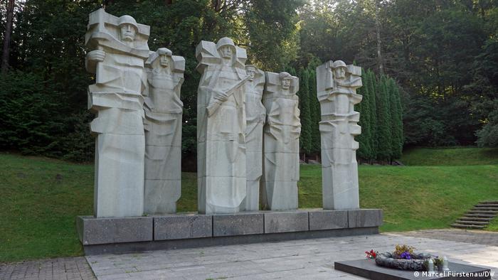 stone statue of Soviet soldiers on the Antakalnis cemetary in Vilnius