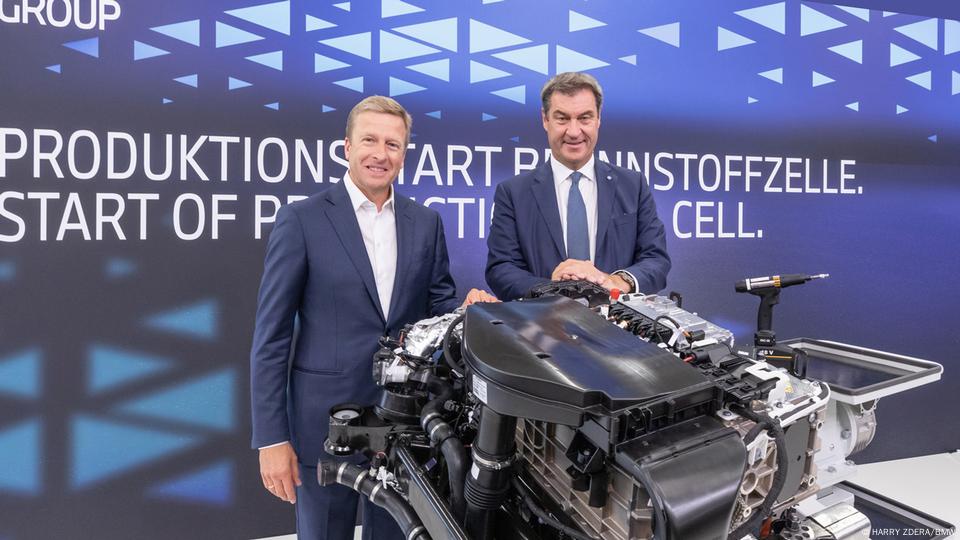 Голова правління BMW Олівер Ціпсе та прем'єр-міністр Баварії Маркус Зедер, 31.08.2022