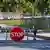 Шлагбаум зі знаком "Stop" на кордоні Естонії та Росії