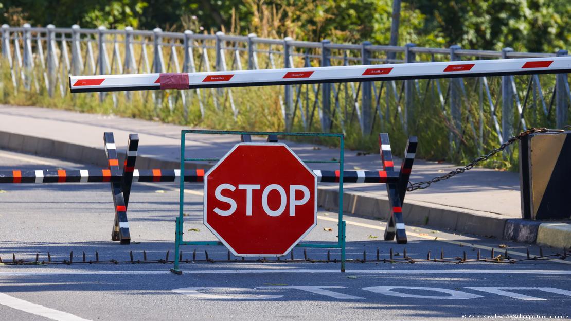 Rampa sa znakom STOP na granici Rusije i Estonije