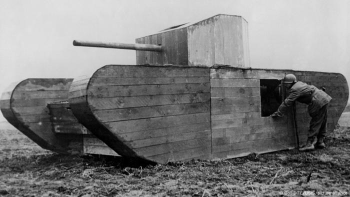 Дървени танкове, използвани от американците при превземането на Кьолн през 1945 година