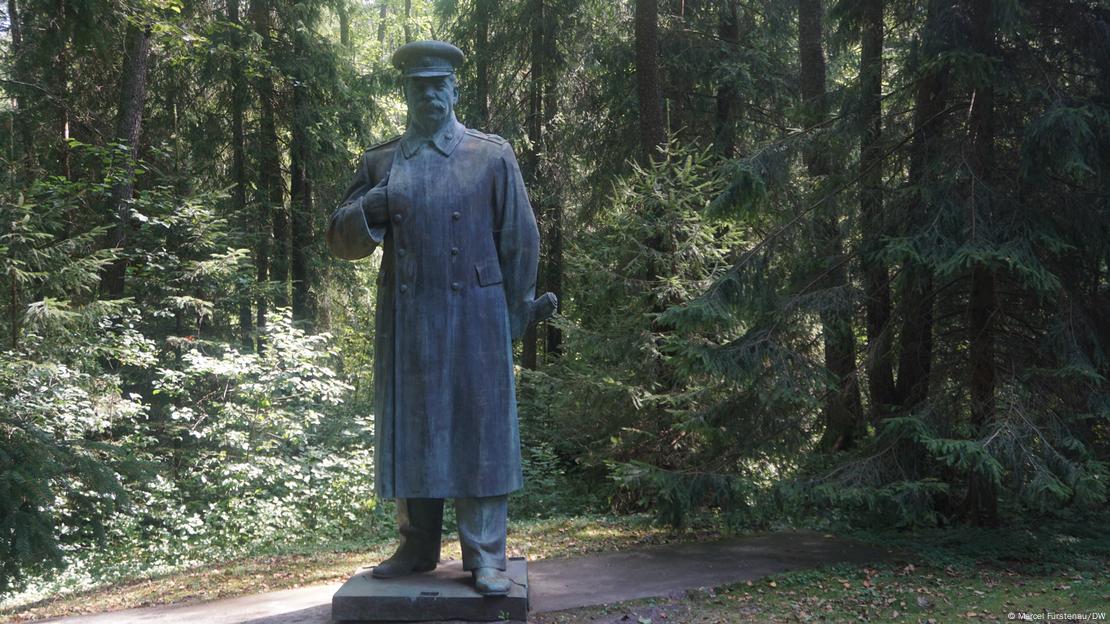 Estátua de Stalin em meio a um bosque