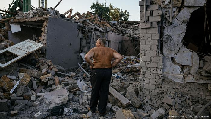 Ukraine, Mykolaiv | Oleksandr Shulga steht vor seinem zerstörten Haus Ukraine, Mykolaiv | Oleksandr Shulga steht vor seinem zerstörten Haus