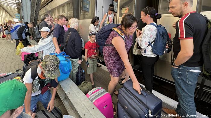 Ukraine, Lwiw | ukrainische Flüchtlinge am Bahnhof