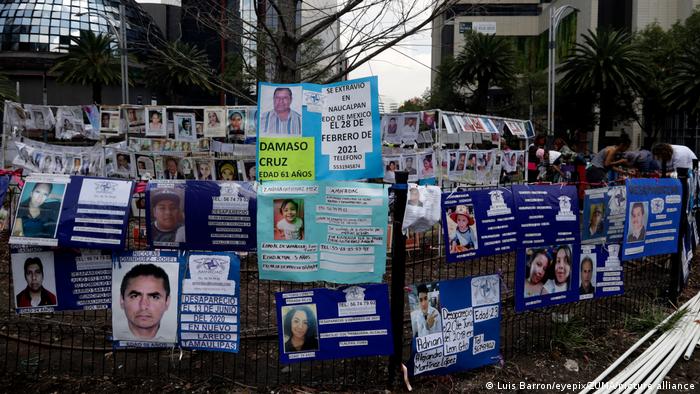 Familiares de desaparecidos colocaron las fotografías de sus familiares desaparecidos antes de iniciar una marcha durante el Día Internacional de las Víctimas de Desapariciones Forzadas. en la Ciudad de México. (Archivo 30.08.2022)