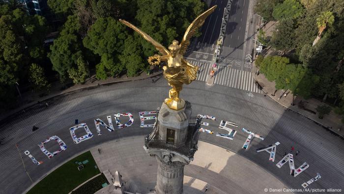 Dónde están, escrito con ropa de personas desaparecidas, se ve en la rotonda del monumento del Ángel de la Independencia durante el pasado Día Internacional de las Víctimas de Desapariciones Forzadas, en Ciudad de México.
