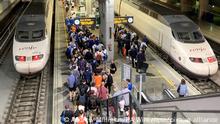 19.05.2022 Rangers-Fans verlassen nach dem UEFA-Europa-League-Finale gestern Abend den Bahnhof Santa Justa in Sevilla. +++ dpa-Bildfunk +++