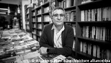 Abbas Maroufi, iranischer Autor, steht in seinem Berliner Buchladen. Im Alter von 65 Jahren ist der Exil-Schriftsteller gestorben. +++ dpa-Bildfunk +++