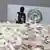 La imagen difundida por el Ministerio del Interior saudita el 31 de agosto de 2022 muestra a un agente de seguridad apilando bolsas de pastillas de anfetamina en un almacén, en lo que fue descrito como la mayor operación de tráfico de drogas jamás realizada en el reino. 