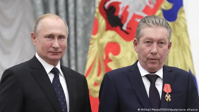 Russia's President Vladimir Putin (left) awards an Order of Alexander Nevsky to Lukoil First Executive Vice-President Ravil Maganov at a ceremony to present state decorations at the Moscow Kremlin