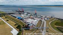30.08.2022+++ Das Luftbild zeigt das Gelände des Elbehafens. An diesem Standort soll ein schwimmendes Terminal zum Entladen von LNG gebaut werden. Minister Goldschmidt informierte auf einem Pressetermin zum Planungsfortschritt des geplanten LNG-Terminals in Brunsbüttel. (Aufnahme mit Drohne)