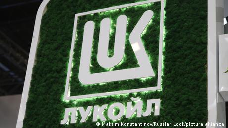 Докато България договаря с Лукойл условия за да остане руската