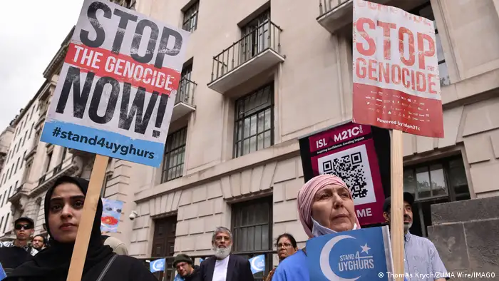 维吾尔族人和英国穆斯林组织去年在中国驻伦敦大使馆对面抗议中国政府。