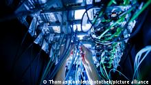 ***Archivbild: 12.1.18***Kabel und LED Leuchten eines Servers im Rechenzentrum. Berlin, 12.01.2018. Copyright: Thomas Koehler/ picture alliance/photothek