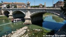 This picture taken on July 2, 2022 in Rome shows the low water level of the river Tiber near the Vittorio Emanuele II bridge, revealing an ancient bridge built under Roman Emperor Nero (Bottom). (Photo by Andreas SOLARO / AFP)