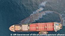 Auf diesem von der Regierung von Gibraltar zur Verfügung gestellten Foto, ist ein Leck mit Schweröl um Massengutfrachter «OS 35» zu sehen. Aus einem vor Gibraltar auf Grund gesetzten Frachter sind am Donnerstag größere Mengen Schweröl ins Meer geflossen. Das 178 Meter lange Schiff war zuvor mit einem Flüssiggastanker zusammengestoßen. +++ dpa-Bildfunk +++