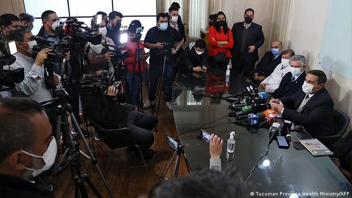El ministro de Salud, Luis Medina Ruiz (derecha), anuncia la muerte de una tercera persona con neumonía bilateral de origen desconocido, durante una conferencia de prensa en Tucumán, Argentina