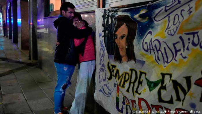 Una pareja que presenció cuando un hombre apuntó con un arma a la vicepresidenta de Argentina, Cristina Fernández, se consuela en el barrio Recoleta, de Buenos Aires.