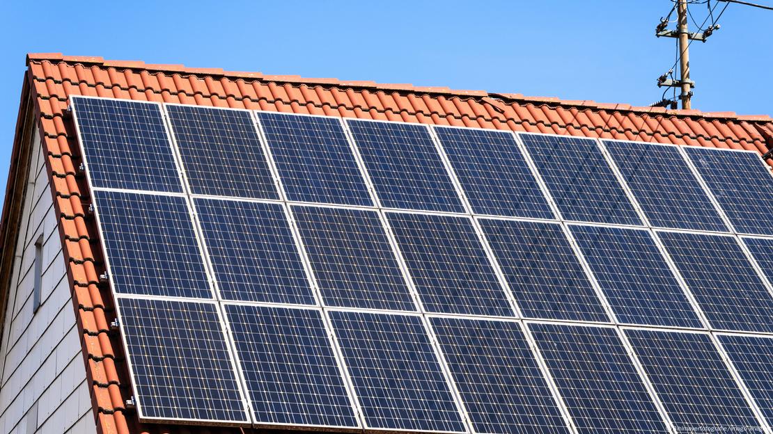 Painéis solares cobrem telhado de casa na Alemanha