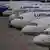 Самолеты авиакомпании Lufthansa стоят в ряд в аэропорту Франкфурта-на-Майне