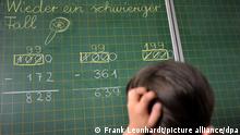 ILLUSTRATION - Ein Mädchen der zweiten Klasse der Grundschule in Neubiberg bei München (Oberbayern) steht am Dienstag (31.05.2011) an der Tafel vor einer Rechenaufgabe. Foto: Frank Leonhardt dpa/lby