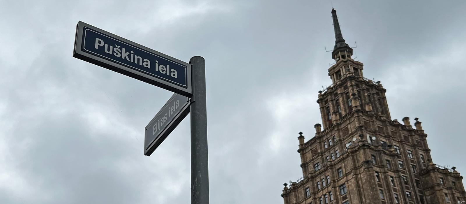 Почему в Латвии сносят памятники и меняют названия улиц – DW – 