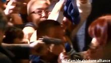 Dieses Standbild aus einem von telam zur Verfügung gestellten Video zeigt einen Mann, der eine Pistole auf die argentinische Vizepräsidentin Cristina Kirchner richtet, während einer Veranstaltung vor ihrem Haus im Stadtteil Recoleta von Buenos Aires, Argentinien. Bei einem Handgemenge vor der Wohnung von Kirchner ist Medienberichten zufolge ein bewaffneter Mann festgenommen worden. +++ dpa-Bildfunk +++