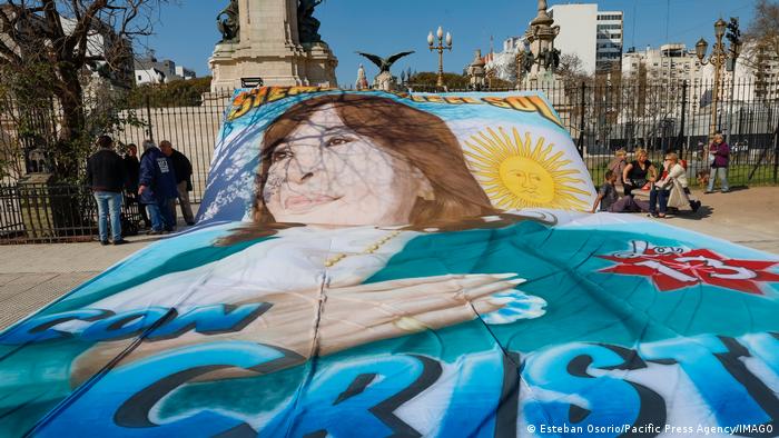 Con Cristina, reza la manta gigante con la imagen de la vicepresidenta.